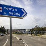 Placa sinaliza um centro de saúde