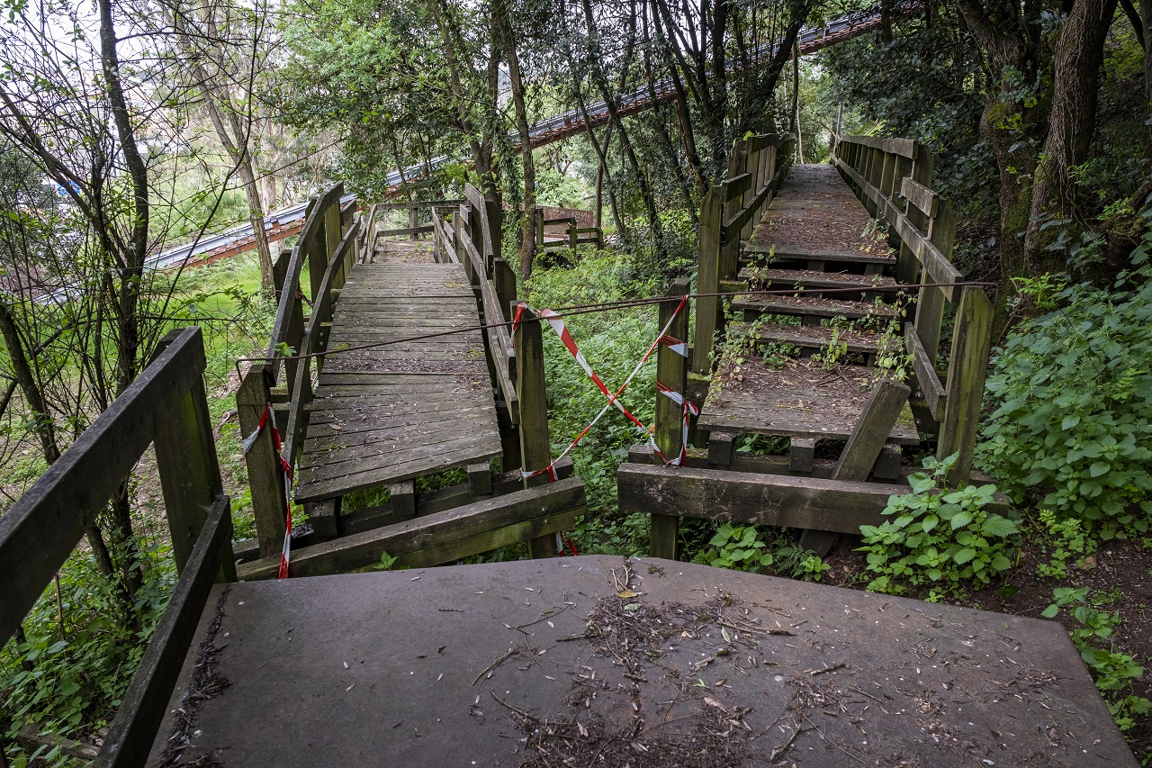 imagem dos passadiços degradados da encosta norte do castelo de leiria