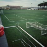 baliza tombada no campo de treino do CCMI em Leiria