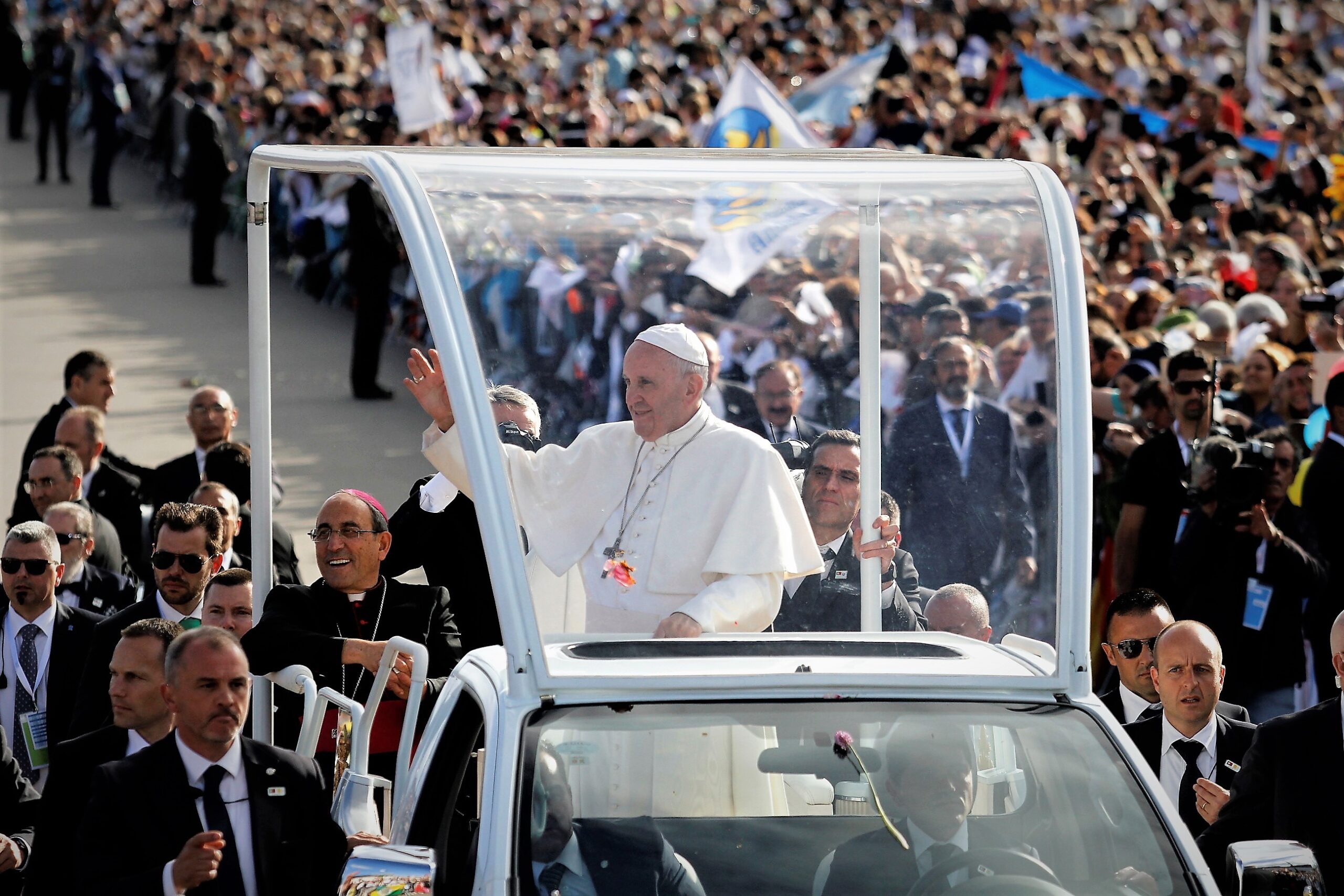 Papa reza o terço em Fátima com 112 jovens deficientes e reclusos