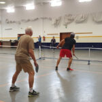 várias pessoas a jogar pickleball, uma modalidade que mistura ténis e badminton