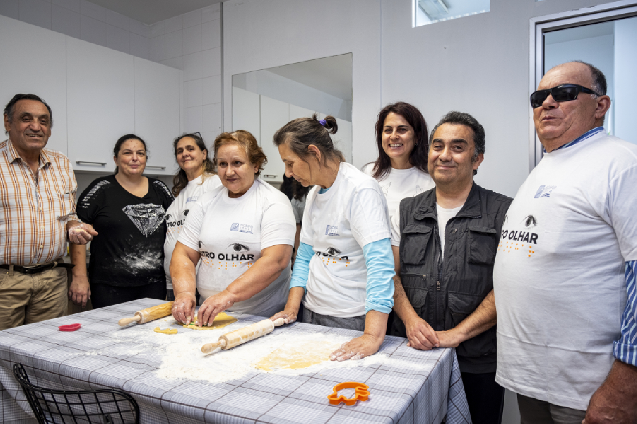 utentes da ACAPO de Leiria a estender massa para fazer bolachas